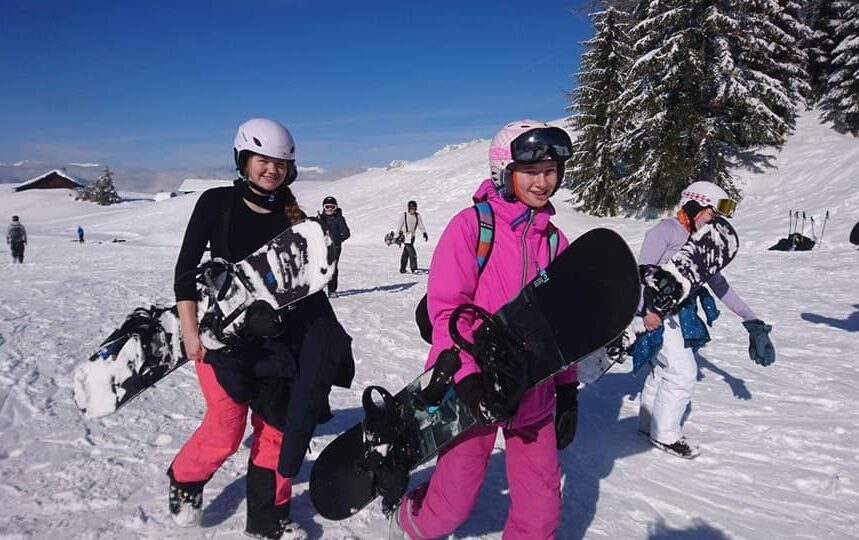 Piger med snowboard på ski efterskole