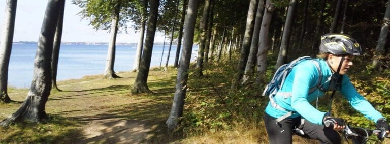 Efterskolelev fra Adventure Efterskolen på MTB i skoven