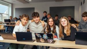 Elever sidder sammen i klasselokale til undervisning på Adventure Efterskolen