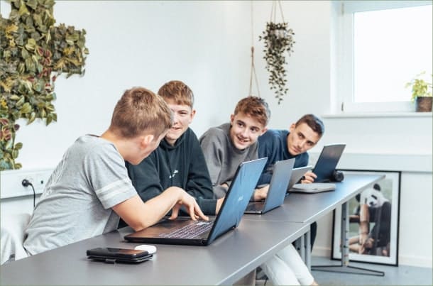 Drenge på Adventure Efterskolen i Jylland til undervisning