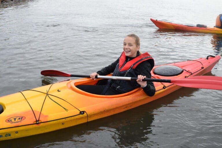 Elev fra Adventure Efterskolen i kajak i Jylland