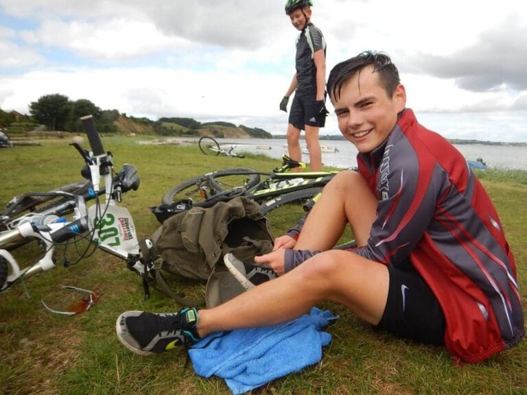 Elever fra Adventure Efterskolen sidder med mountainbikes