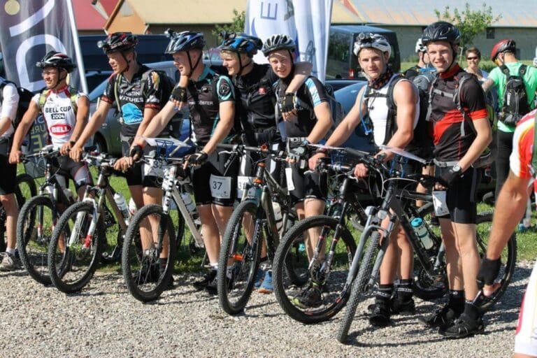 Elever på Adventure Efterskolen med mountainbikes