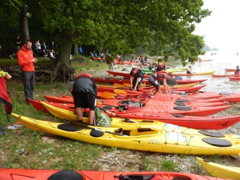 Adventure Efterskole elever med kajakker ved vandet